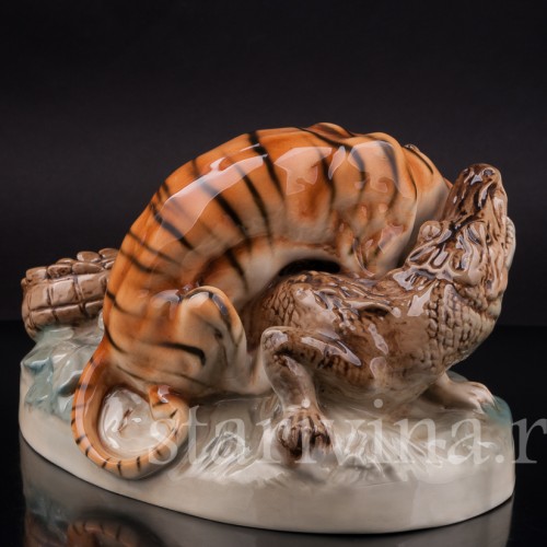 Композиция из фарфора Схватка, Royal Dux, Чехия, 1918-45 гг.