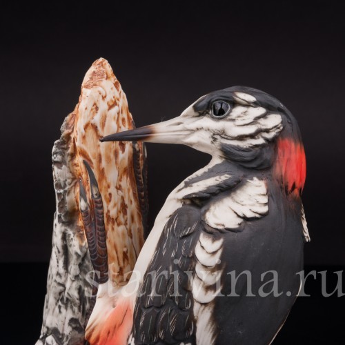 Статуэтка птицы из фарфора Пестрый дятел, Capodimonte, Италия, вт. пол. 20 века.