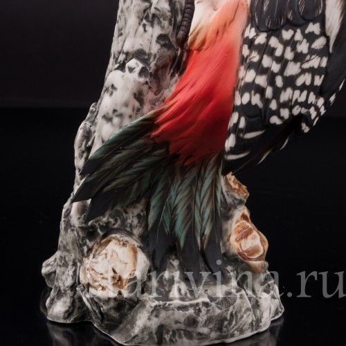 Статуэтка птицы из фарфора Пестрый дятел, Capodimonte, Италия, вт. пол. 20 века.