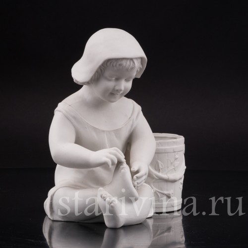 Статуэтка из фарфора Малыш с ведёрком, Франция, нач. 20 в.