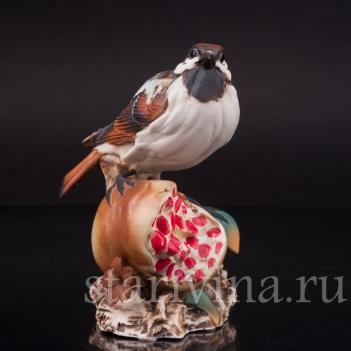 Фигурка птицы из фарфора Воробей на гранате, Capodimonte, Италия, вт. пол. 20 века.