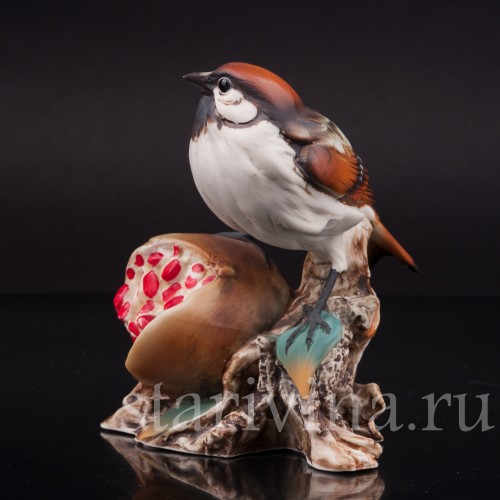 Фигурка птицы из фарфора Воробей на гранате, Capodimonte, Италия, вт. пол. 20 века.