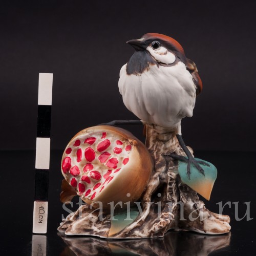 Фигурка птицы из фарфора Воробей на гранате, Capodimonte, Италия, вт. пол. 20 века.
