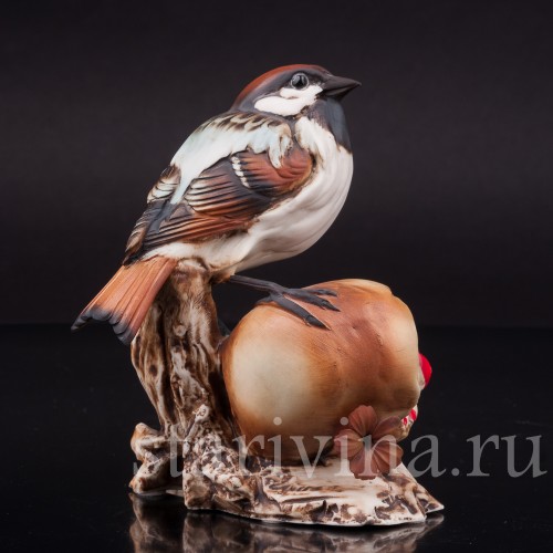 Фигурка птицы из фарфора Воробей на гранате, Capodimonte, Италия, вт. пол. 20 века.