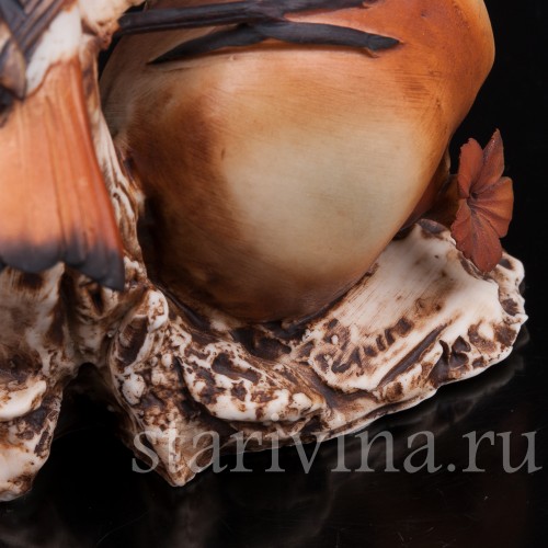 Фигурка птицы из фарфора Воробей на гранате, Capodimonte, Италия, вт. пол. 20 века.