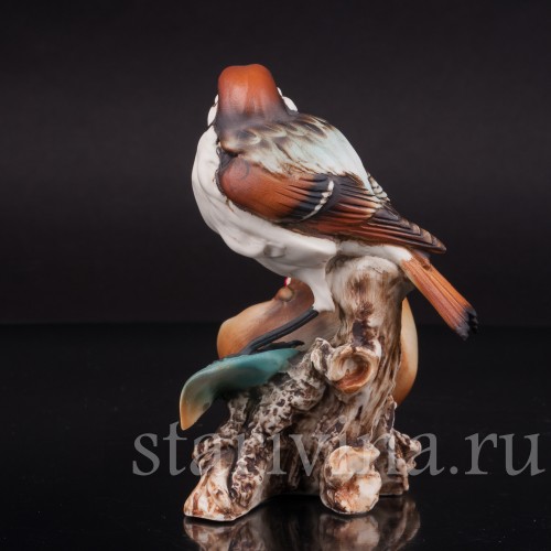 Фигурка птицы из фарфора Воробей на гранате, Capodimonte, Италия, вт. пол. 20 века.