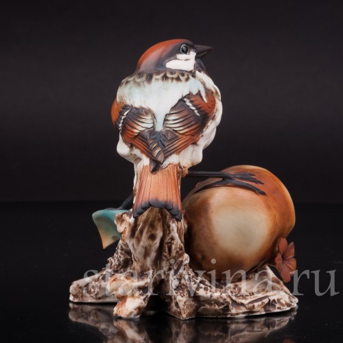 Фигурка птицы из фарфора Воробей на гранате, Capodimonte, Италия, вт. пол. 20 века.