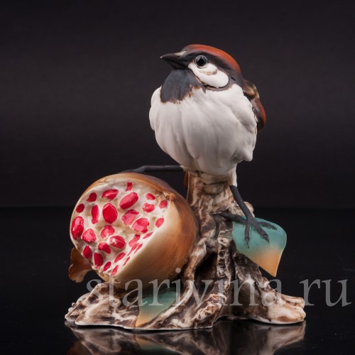Фигурка птицы из фарфора Воробей на гранате, Capodimonte, Италия, вт. пол. 20 века.