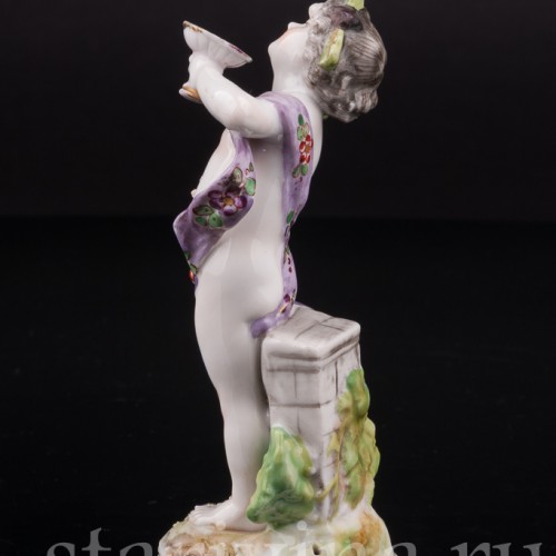 Фарфоровая фигурка Аллегория вкуса, путти с чашей, Германия, 19 век.