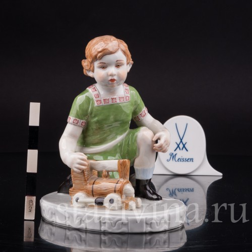 Фарфоровая статуэтка Мальчик с паровозиком, Meissen, Германия, 1987 г.