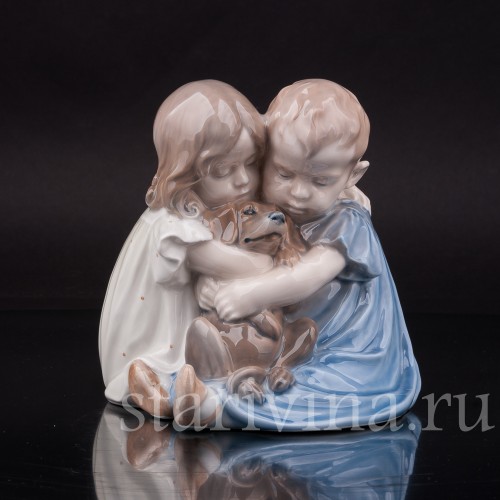 Фарфоровая фигурка Дети, обнимающие таксу, Royal Copenhagen, Дания, 1980-84 гг.