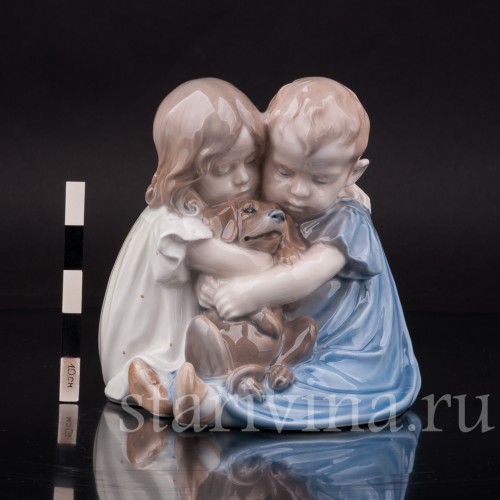 Фарфоровая фигурка Дети, обнимающие таксу, Royal Copenhagen, Дания, 1980-84 гг.