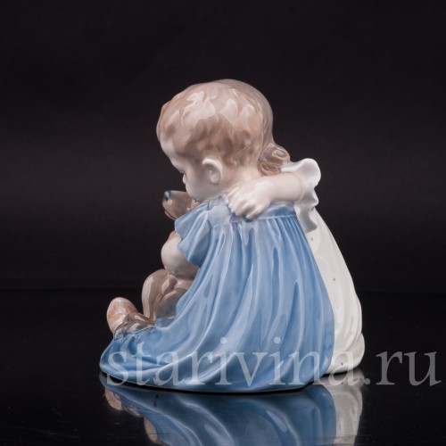 Фарфоровая фигурка Дети, обнимающие таксу, Royal Copenhagen, Дания, 1980-84 гг.