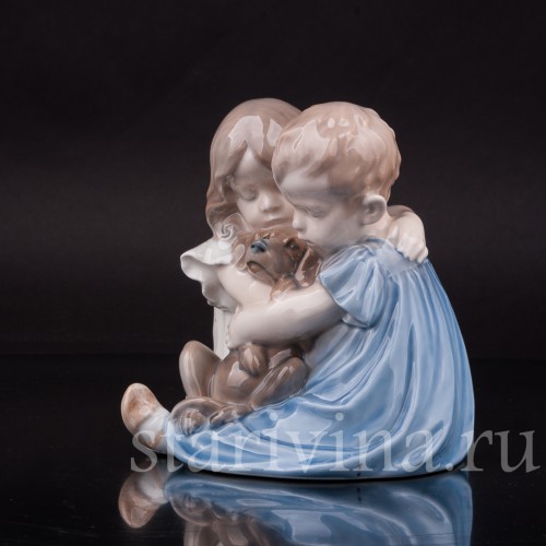 Фарфоровая фигурка Дети, обнимающие таксу, Royal Copenhagen, Дания, 1980-84 гг.