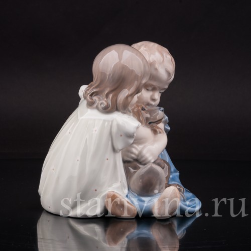 Фарфоровая фигурка Дети, обнимающие таксу, Royal Copenhagen, Дания, 1980-84 гг.