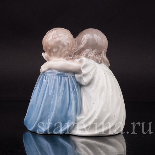 Фарфоровая фигурка Дети, обнимающие таксу, Royal Copenhagen, Дания, 1980-84 гг.