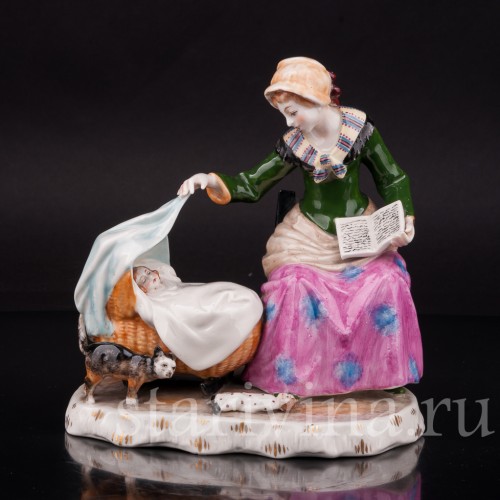 Фарфоровая статуэтка У колыбели (женщина с ребенком) Ackermann & Fritze, Германия, перв. пол. 20 в.