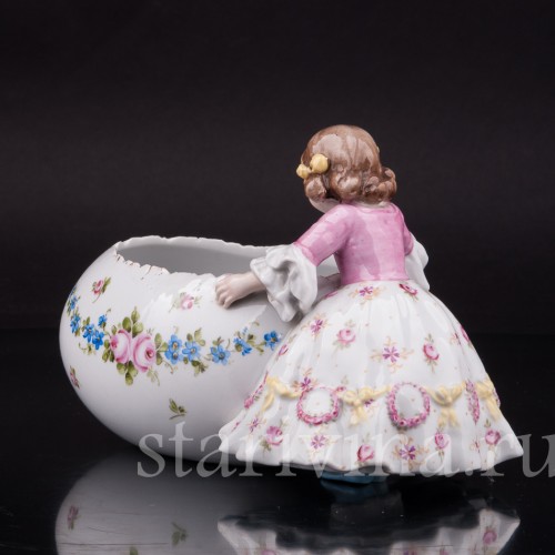 Статуэтка из фарфора Девочка с яйцом, вазочка, Von Schierholz, Германия, 1907 - 1927 гг.