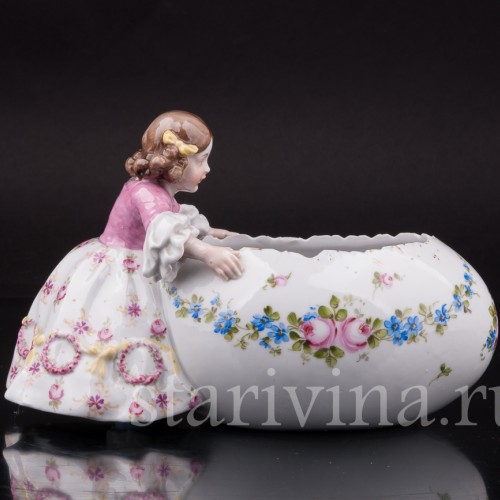 Статуэтка из фарфора Девочка с яйцом, вазочка, Von Schierholz, Германия, 1907 - 1927 гг.