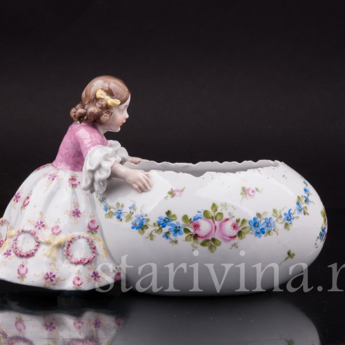 Статуэтка из фарфора Девочка с яйцом, вазочка, Von Schierholz, Германия, 1907 - 1927 гг.