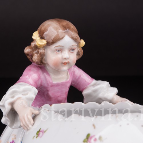 Статуэтка из фарфора Девочка с яйцом, вазочка, Von Schierholz, Германия, 1907 - 1927 гг.