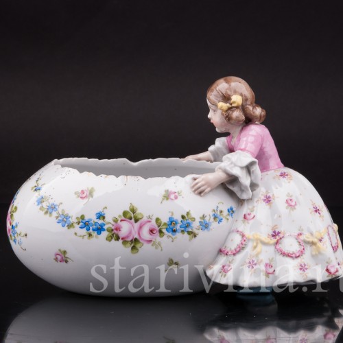 Статуэтка из фарфора Девочка с яйцом, вазочка, Von Schierholz, Германия, 1907 - 1927 гг.