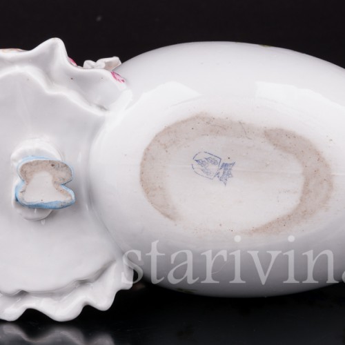 Статуэтка из фарфора Девочка с яйцом, вазочка, Von Schierholz, Германия, 1907 - 1927 гг.