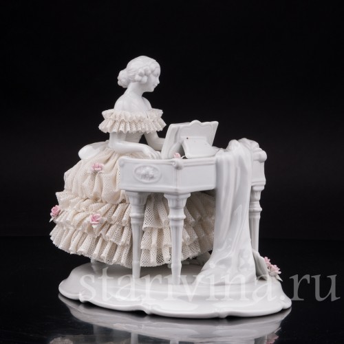 Статуэтка из фарфора Девушка за клавесином, кружевная, Unterweissbach, Германия, 1958-76 гг.