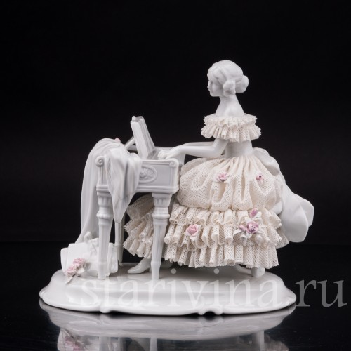 Статуэтка из фарфора Девушка за клавесином, кружевная, Unterweissbach, Германия, 1958-76 гг.