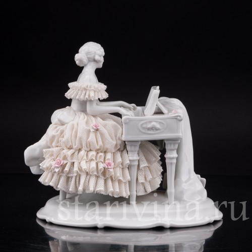 Статуэтка из фарфора Девушка за клавесином, кружевная, Unterweissbach, Германия, 1958-76 гг.
