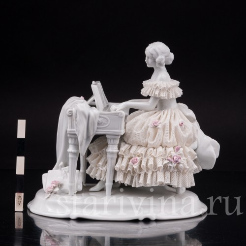 Статуэтка из фарфора Девушка за клавесином, кружевная, Unterweissbach, Германия, 1958-76 гг.