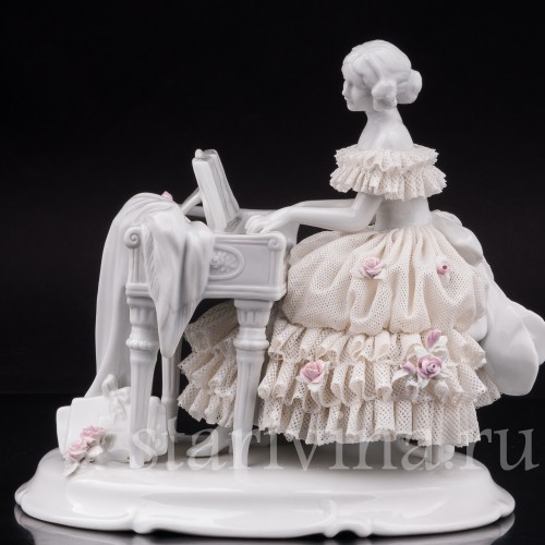 Статуэтка из фарфора Девушка за клавесином, кружевная, Unterweissbach, Германия, 1958-76 гг.