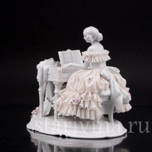 Статуэтка из фарфора Девушка за клавесином, кружевная, Unterweissbach, Германия, 1958-76 гг.
