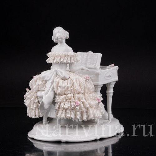 Статуэтка из фарфора Девушка за клавесином, кружевная, Unterweissbach, Германия, 1958-76 гг.