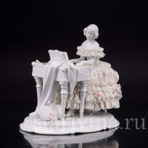 Статуэтка из фарфора Девушка за клавесином, кружевная, Unterweissbach, Германия, 1958-76 гг.