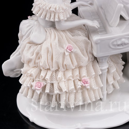 Статуэтка из фарфора Девушка за клавесином, кружевная, Unterweissbach, Германия, 1958-76 гг.