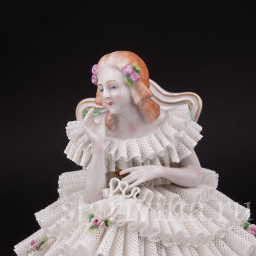 Статуэтка из фарфора Девушка, сидящая на стуле, кружевная, Sitzendorf, Германия, вт. пол. 20 века.
