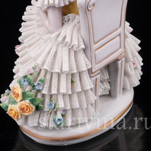 Статуэтка из фарфора Девушка, сидящая на стуле, кружевная, Sitzendorf, Германия, вт. пол. 20 века.