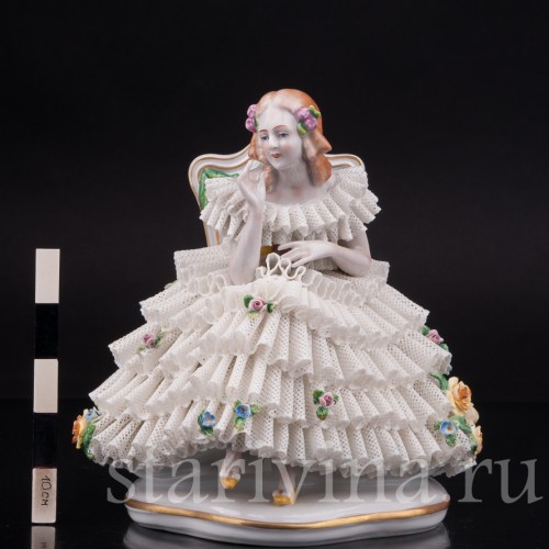 Статуэтка из фарфора Девушка, сидящая на стуле, кружевная, Sitzendorf, Германия, вт. пол. 20 века.