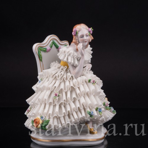 Статуэтка из фарфора Девушка, сидящая на стуле, кружевная, Sitzendorf, Германия, вт. пол. 20 века.