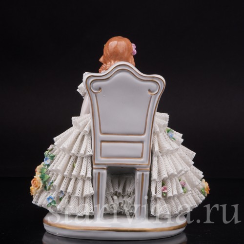 Статуэтка из фарфора Девушка, сидящая на стуле, кружевная, Sitzendorf, Германия, вт. пол. 20 века.