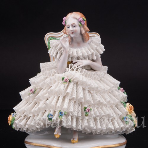 Статуэтка из фарфора Девушка, сидящая на стуле, кружевная, Sitzendorf, Германия, вт. пол. 20 века.