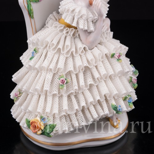 Статуэтка из фарфора Девушка, сидящая на стуле, кружевная, Sitzendorf, Германия, вт. пол. 20 века.