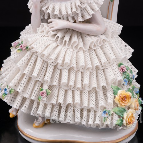 Статуэтка из фарфора Девушка, сидящая на стуле, кружевная, Sitzendorf, Германия, вт. пол. 20 века.