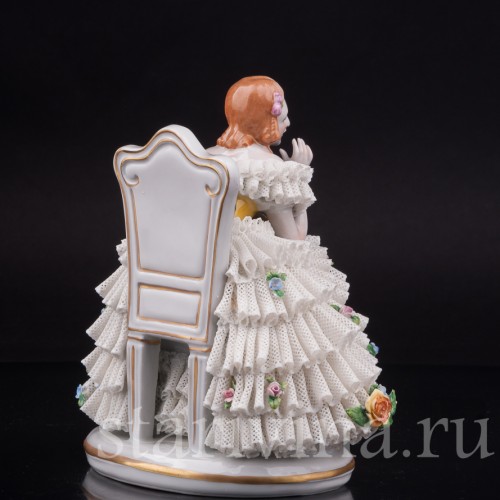 Статуэтка из фарфора Девушка, сидящая на стуле, кружевная, Sitzendorf, Германия, вт. пол. 20 века.