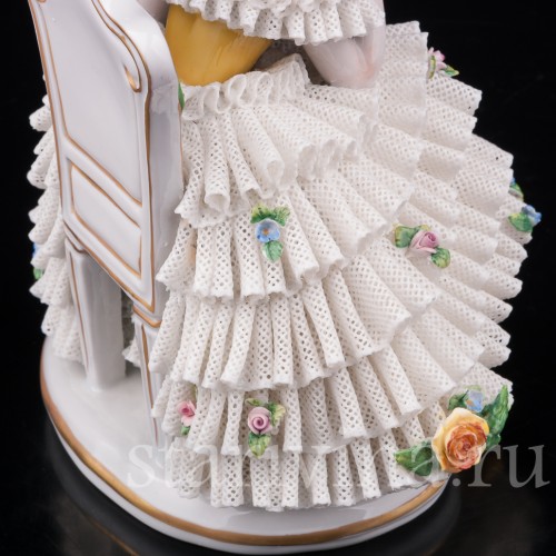 Статуэтка из фарфора Девушка, сидящая на стуле, кружевная, Sitzendorf, Германия, вт. пол. 20 века.