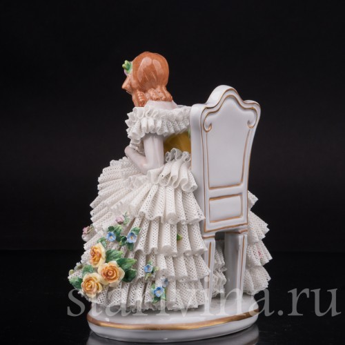 Статуэтка из фарфора Девушка, сидящая на стуле, кружевная, Sitzendorf, Германия, вт. пол. 20 века.
