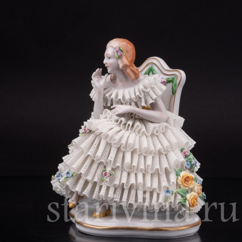 Статуэтка из фарфора Девушка, сидящая на стуле, кружевная, Sitzendorf, Германия, вт. пол. 20 века.