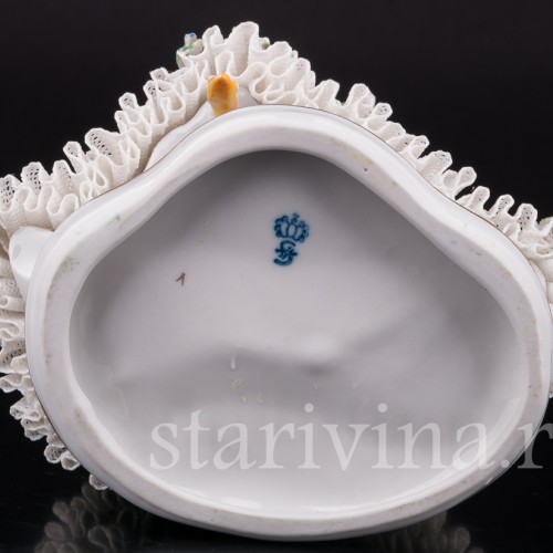 Статуэтка из фарфора Девушка, сидящая на стуле, кружевная, Sitzendorf, Германия, вт. пол. 20 века.