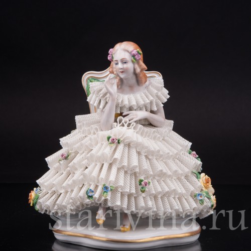 Статуэтка из фарфора Девушка, сидящая на стуле, кружевная, Sitzendorf, Германия, вт. пол. 20 века.